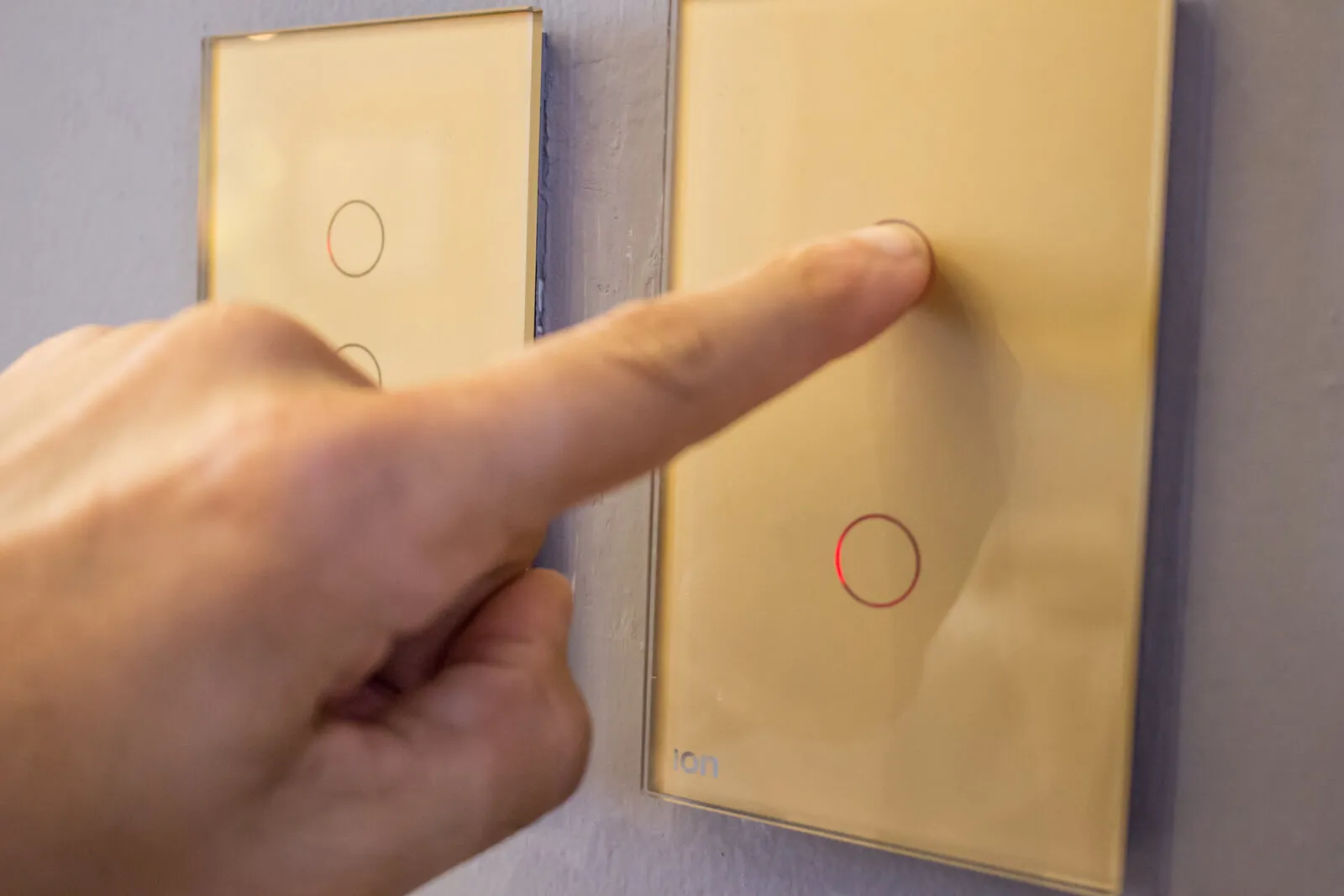 Interruptor touch vs. pulso: cuál elegir