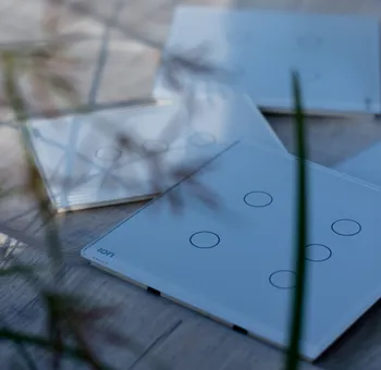 Interruptores ION Glass blancos en superficie exterior — fotografía artística de producto